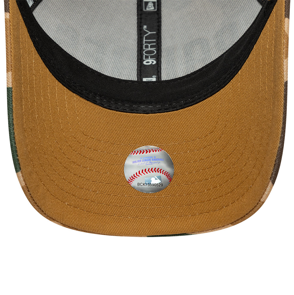 New Era 9FORTY M-CROWN San Diego Padres cap med camo-design og beige farve, justerbar kasket med logo på forsiden