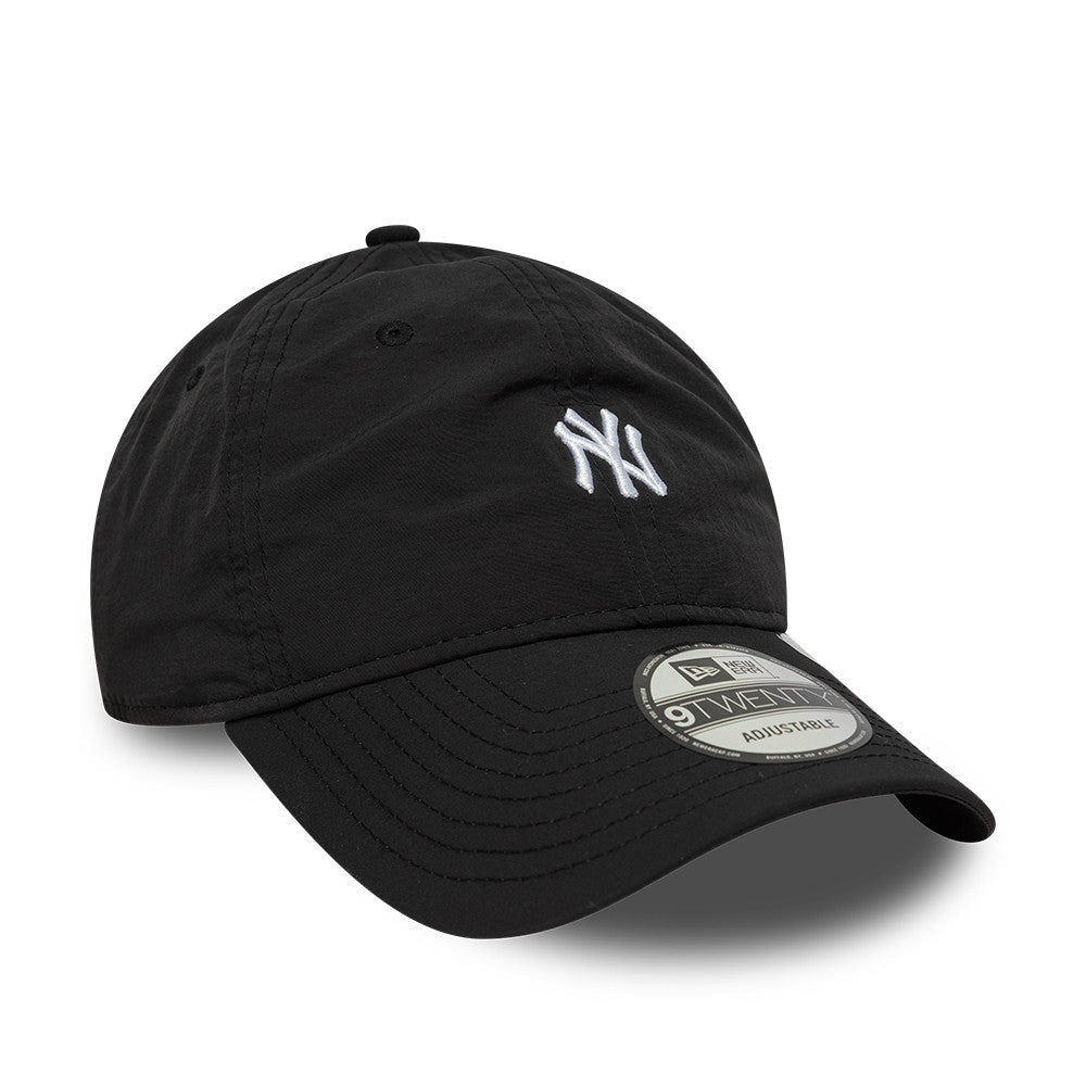 Sort New Era RECYCLED MINI 9TWENTY kasket med New York Yankees logo, blødt stof og justerbart bånd.
