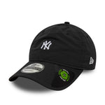 Sort New Era RECYCLED MINI 9TWENTY Yankees-kasket med grønne detaljer og logo, afslappet sportsstil.