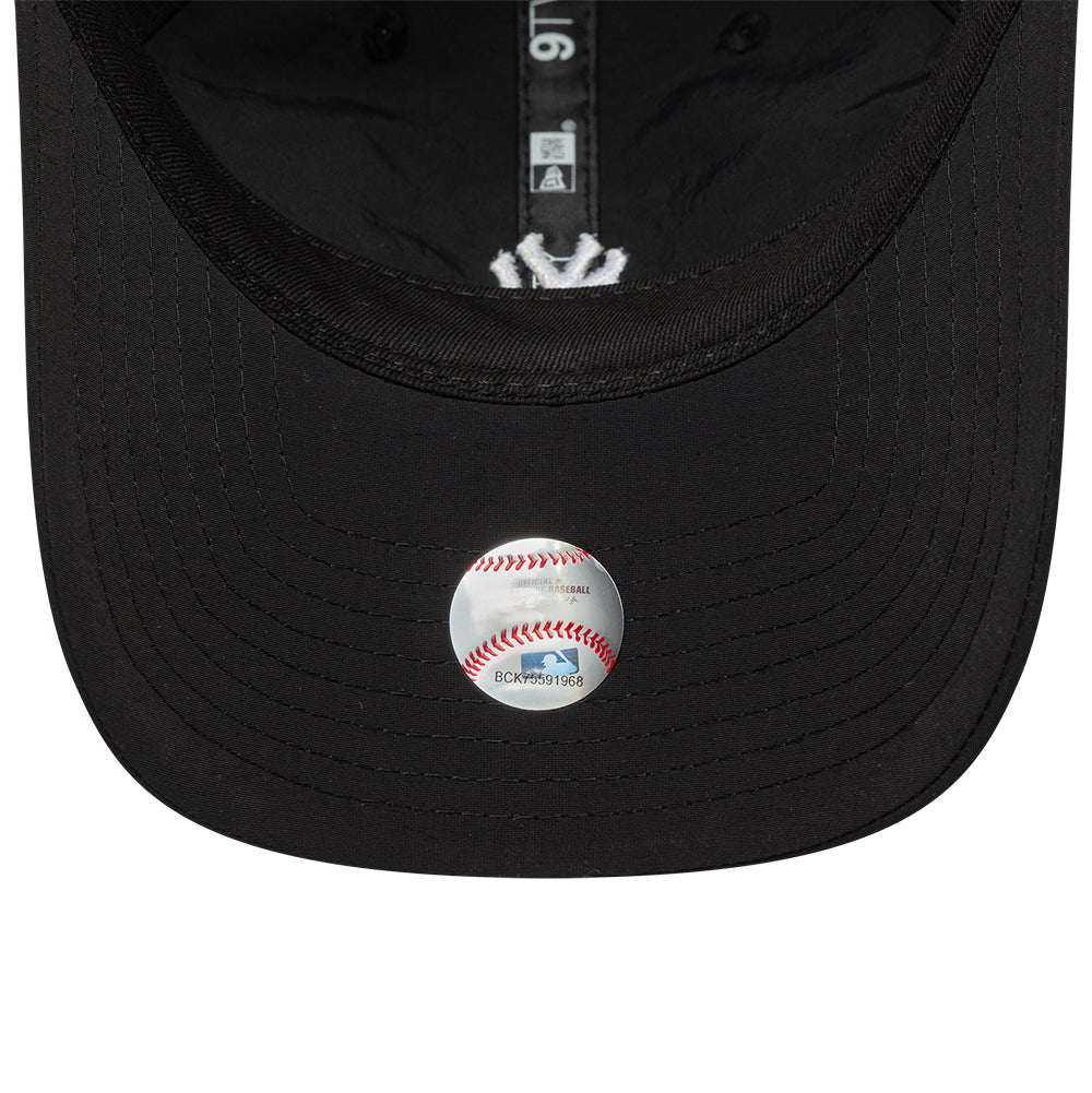 Sort New Era RECYCLED MINI 9TWENTY cap med New York Yankees logo, genbrugsmaterial, vises i billedet.
