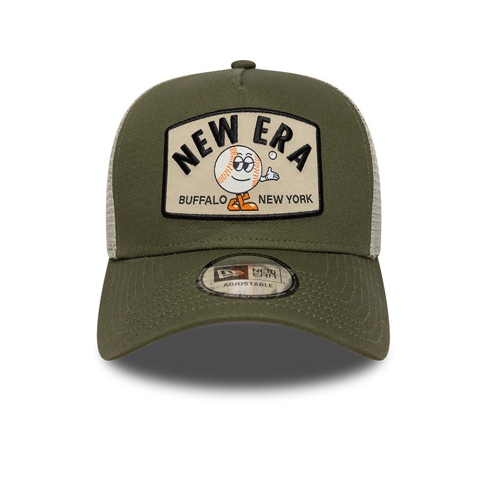 Dækkeside af en New Era sommer trucker cap i olivgrøn med patches, justerbart nakkestykke og mesh-ryg.