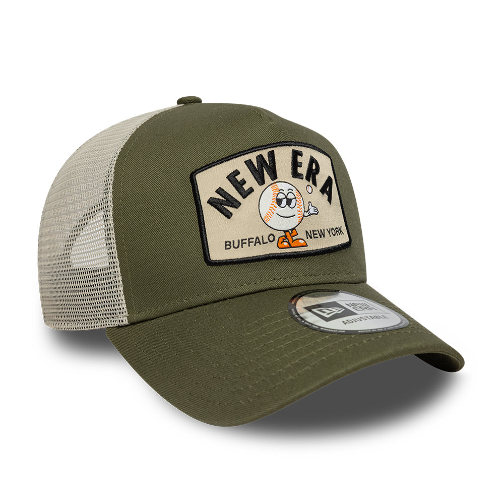Ny Era NE Summer Patch trucker cap i olivgrøn med påsyet patch og netryg, afslappet afslutning, justerbar rem.