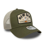 Ny Era NE Summer Patch trucker cap i olivgrøn med påsyet patch og netryg, afslappet afslutning, justerbar rem.