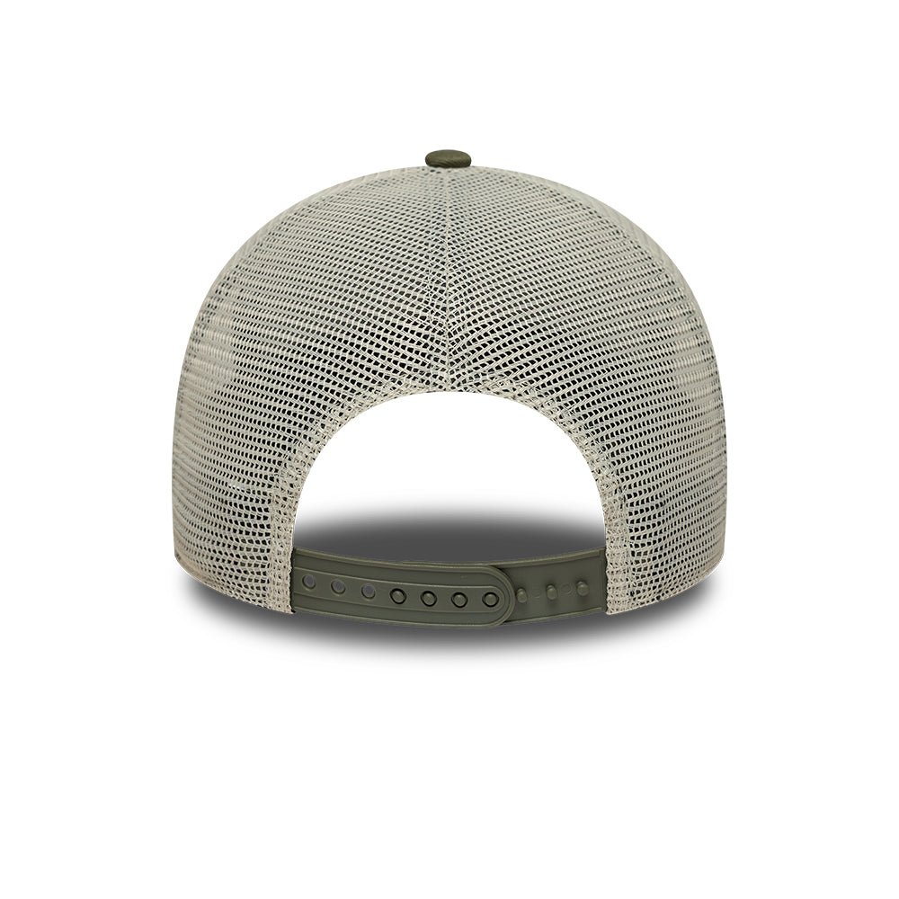 Olivenfarvet New Era NE Summer Patch trucker cap med logo og mesh-ryg, afslappet og sporty hovedbeklædning.