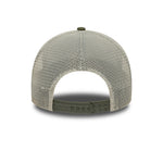 Olivenfarvet New Era NE Summer Patch trucker cap med logo og mesh-ryg, afslappet og sporty hovedbeklædning.