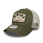 Oliven grøn New Era trucker cap med sommerpatch, justerbart design, for afslappet og stilfuldt udseende.
