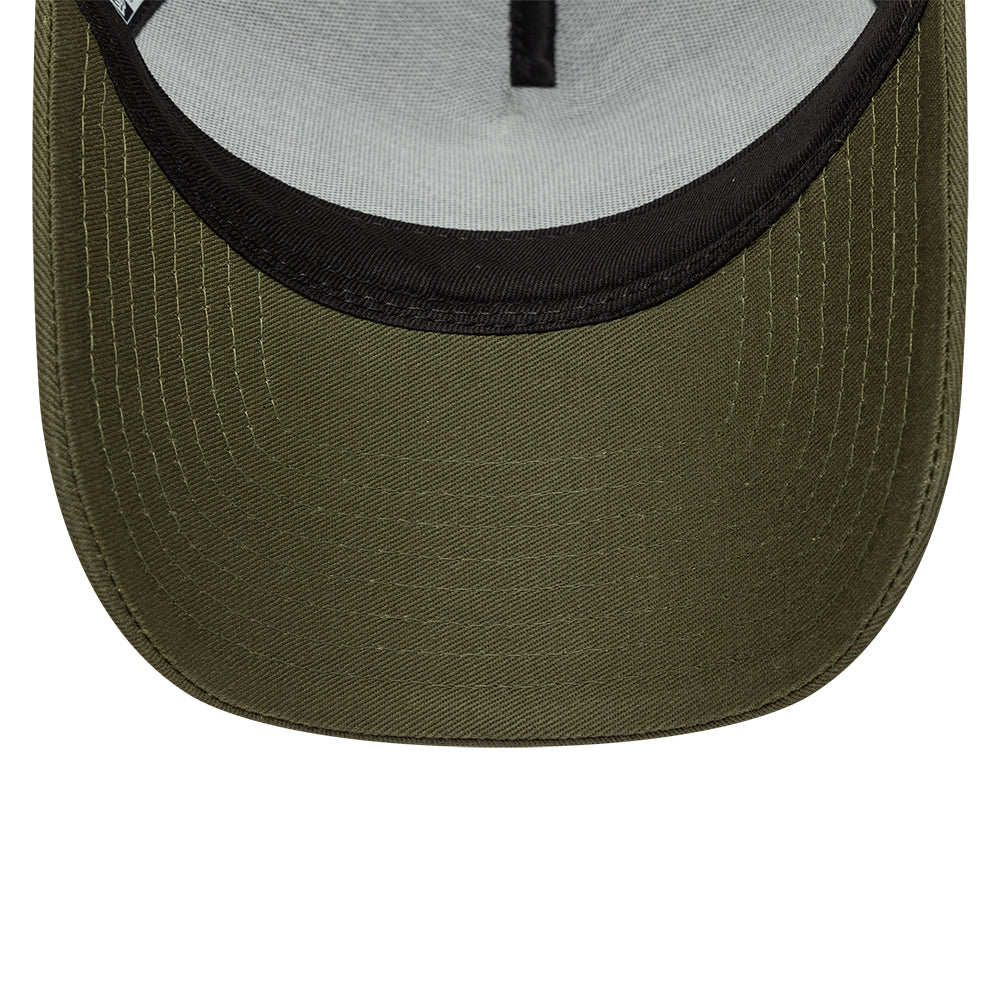 Olivenfarvet New Era NE Summer Patch trucker cap med broderet logo og netpanel, afslappet sommerstil.
