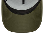 Olivenfarvet New Era NE Summer Patch trucker cap med broderet logo og netpanel, afslappet sommerstil.