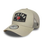 New Era NE Summer Patch trucker cap i stenfarvet stof med påsyet logo og netbag i sort foran, justerbar rem bagpå