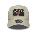 New Era NE Summer Patch trucker cap i stenfarvet stof med broderet logo og justerbart snapback-hoved.