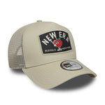 New Era NE Summer Patch trucker cap i stenfarve med broderet patch foran, justerbar snapback og mesh bagpå.