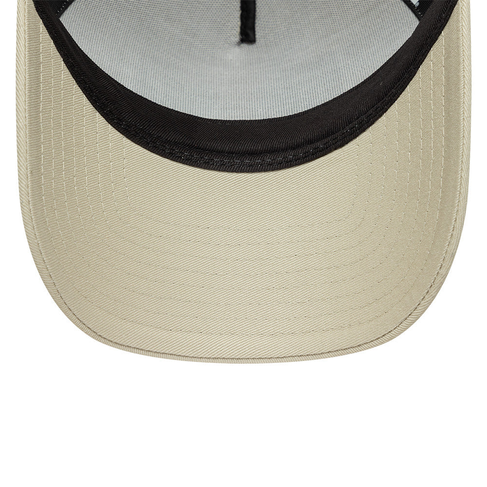 New Era NE Summer Patch trucker cap i stenfarve med patch-tilføjelse, casual stil og netryg til komfort.