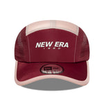 New Era farvet blok løbesko i mørkerød og pink, vises med detaljerede farveblokke og sporty design.