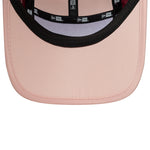 New Era farvet blok løbesko i mørkerød og pink, med sporty design og komfortabel pasform.