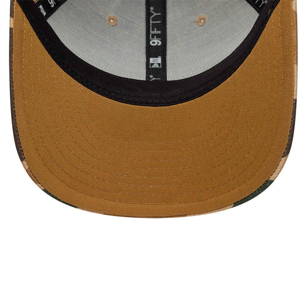 New Era 9FIFTY Trucker Cap i duck camo med netbag og justerbar rem foran, sporty og stilfuld hovedbeklædning