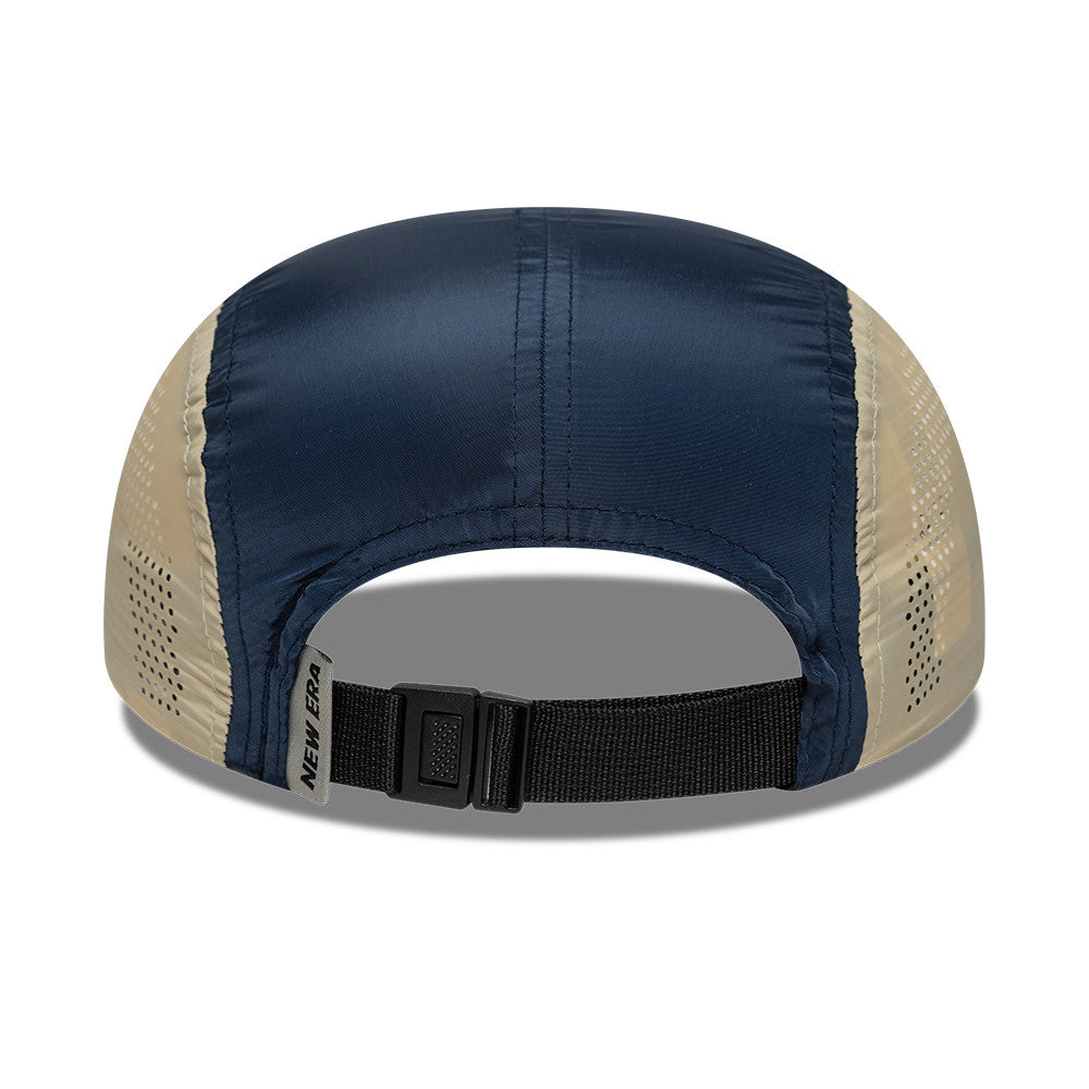 Navy New Era Colour Block Runner cap med farverige blokmønster og justerbart bånd, afslappet og stilfuldt til hverdag.