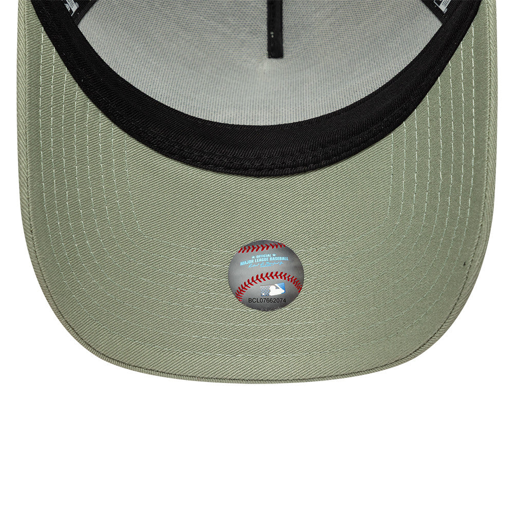 Grøn pastel New Era A-Frame Trucker Cap med Los Angeles Lakers logo og outline-design, afslappet sportstil.