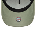 Grøn pastel New Era A-Frame Trucker Cap med Los Angeles Lakers logo og outline-design, afslappet sportstil.