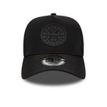 Sort New Era MLB sporttrucker cap med Seattle Mariners logo, justeret til en casual sportstil.