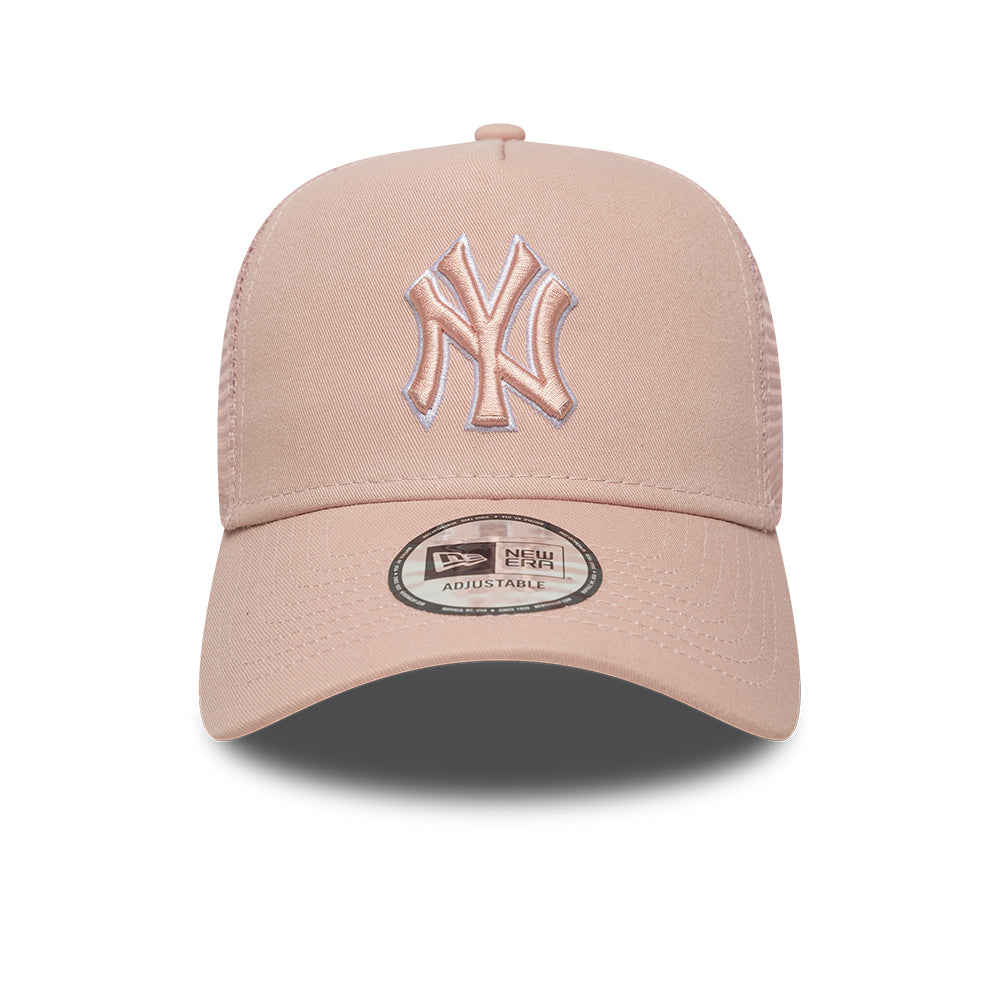 Pastel pink New Era A-Frame trucker cap med Yankees logo, casual sportswear tilbehør, foran vises capets stil.
