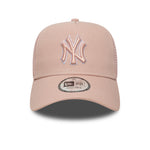 Pastel pink New Era A-Frame trucker cap med Yankees logo, casual sportswear tilbehør, foran vises capets stil.