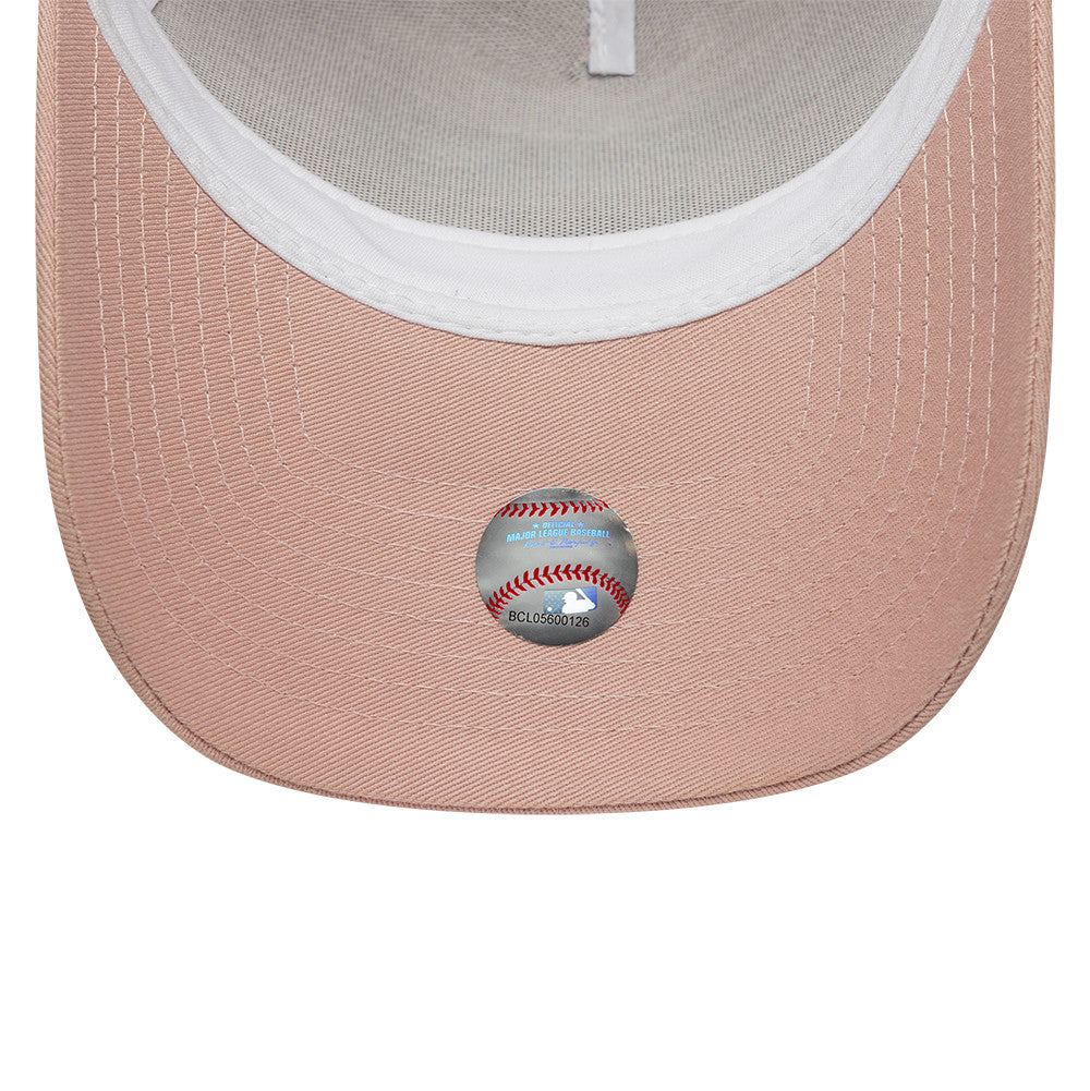 Pastel pink New Era A-Frame Trucker Cap med Yankees logo, klassisk og afslappet hovedbeklædning.