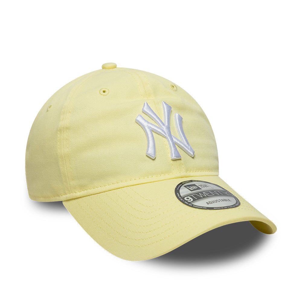 New Era Yankees 9TWENTY cap i pastel gul farve med logo og justerbart bånd, afslappet sportsstil.