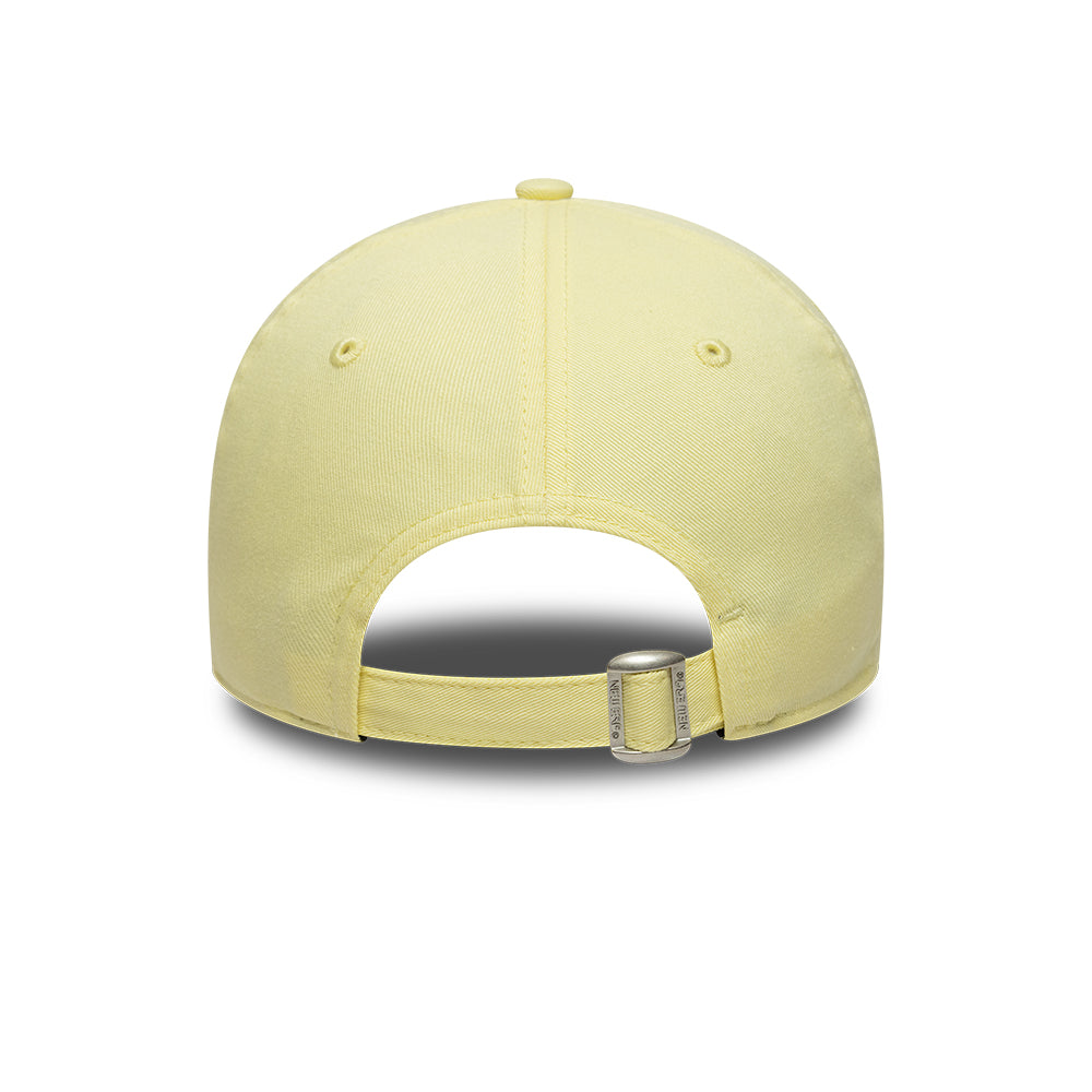 New Era New York Yankees 9TWENTY league essentiel kasket i pastel gul farve med justerbart bånd og Yankees logo.