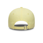 New Era New York Yankees 9TWENTY league essentiel kasket i pastel gul farve med justerbart bånd og Yankees logo.