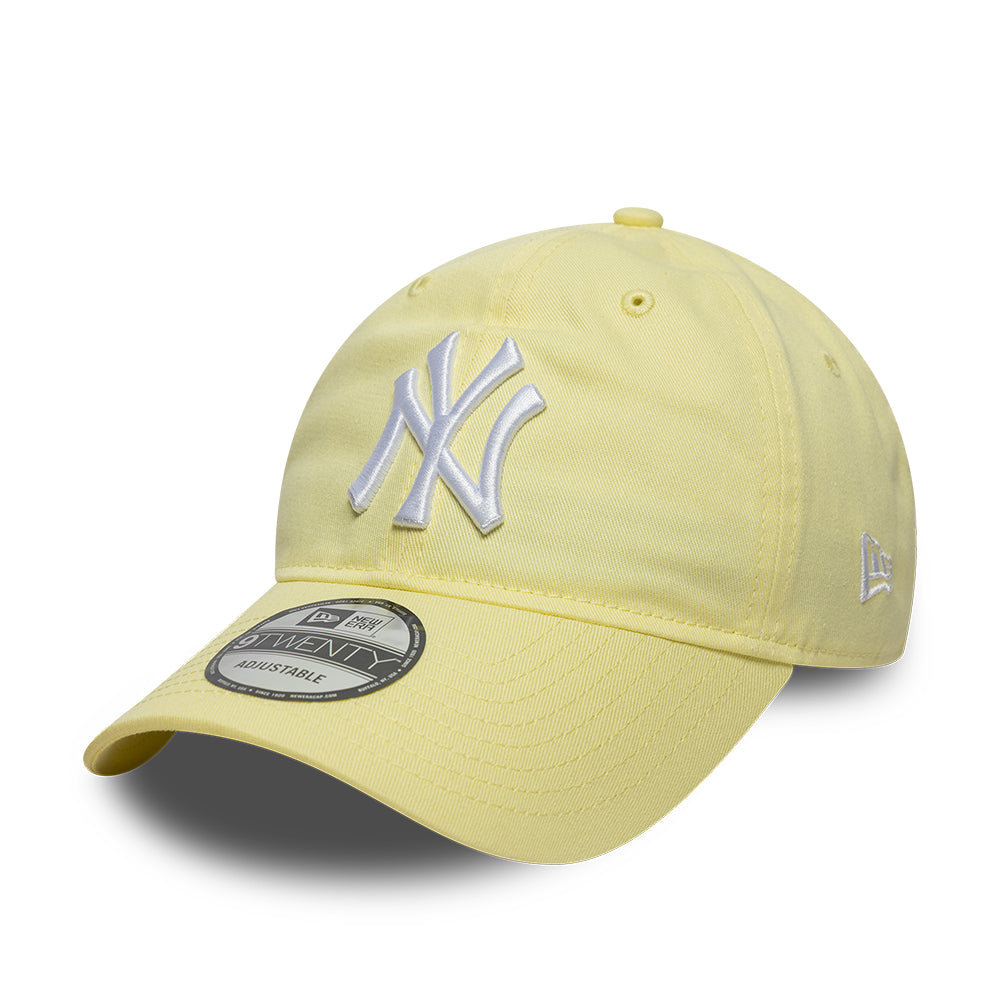 New Era New York Yankees 9TWENTY baseballkasket i pastelpågul, afslappet stil og blødt stof, med Yankees-logo på fronten.