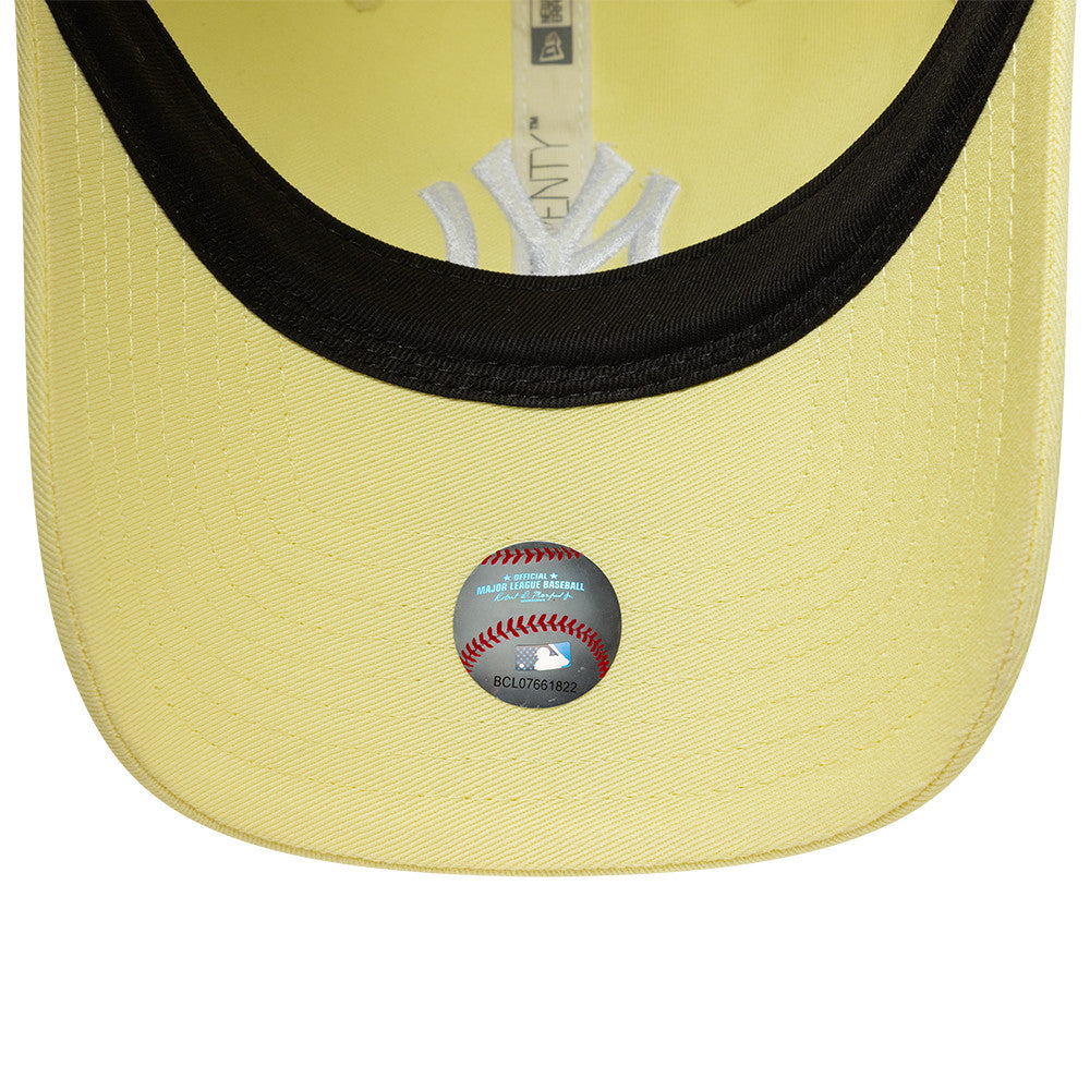New Era New York Yankees 9TWENTY cap i pastel gul farve, blødt stof og justerbart bånd, afslappet baseball cap.