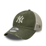 New Era New York Yankees canvas 9TWENTY trucker cap i olivengrøn med mesh baggrund og logo.