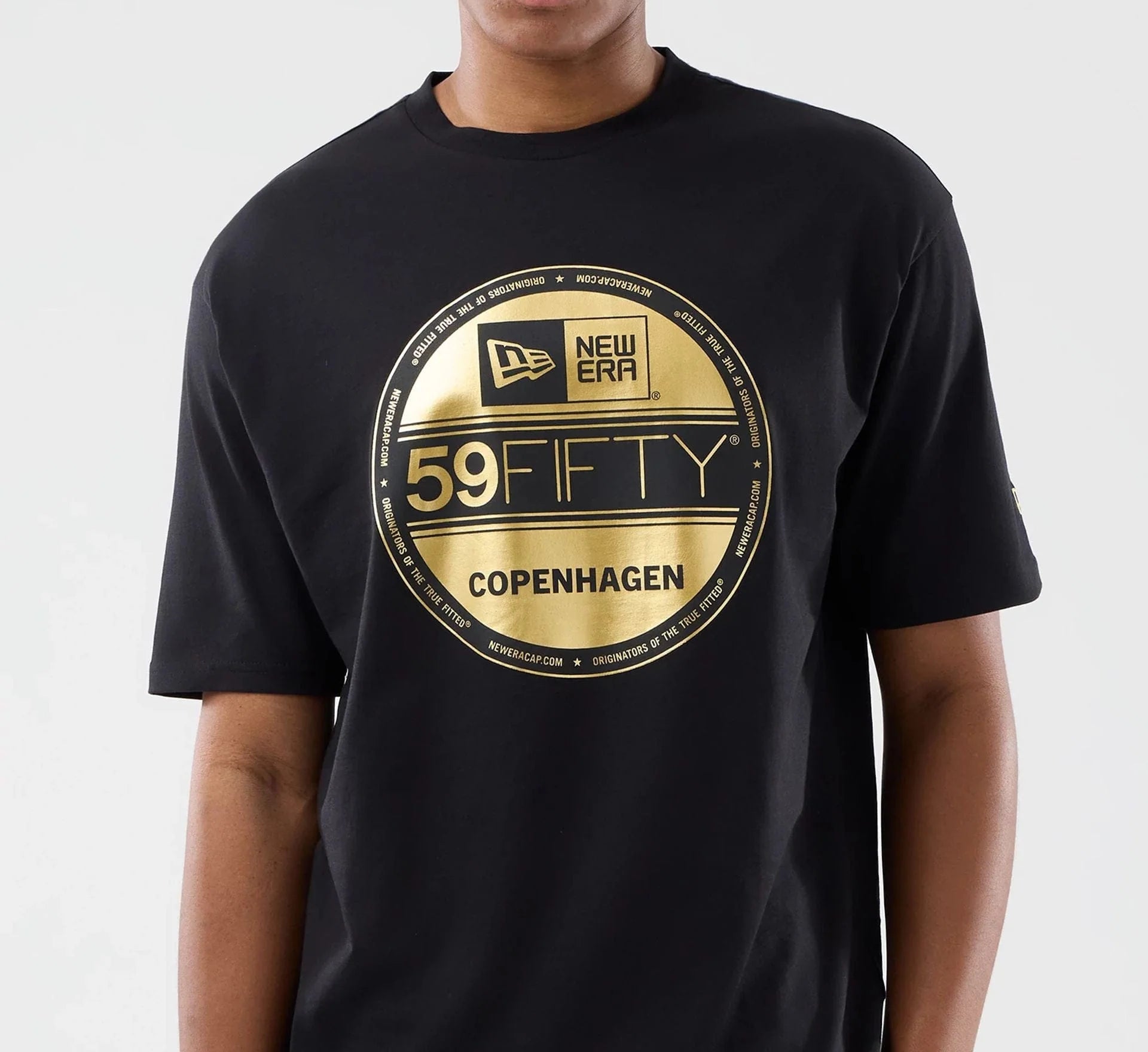 Sort New Era 59FIFTY Copenhagen sticker T-shirt i oversized pasform med grafisk print foran, casual og moderne design.