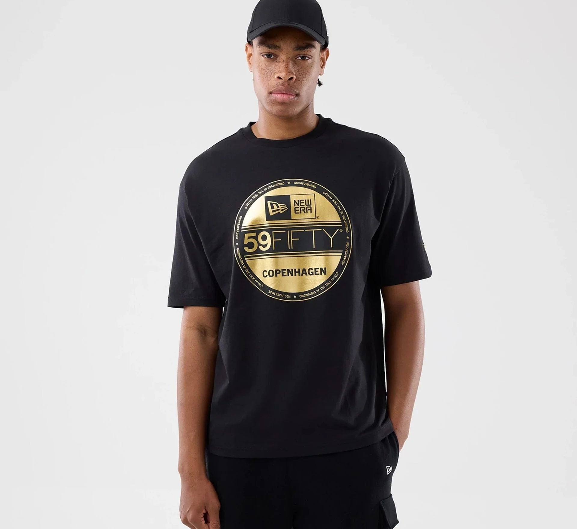 Sort New Era 59FIFTY Copenhagen Sticker T-shirt i oversized pasform, med logo-tryk foran, blødt bomuldsmateriale.