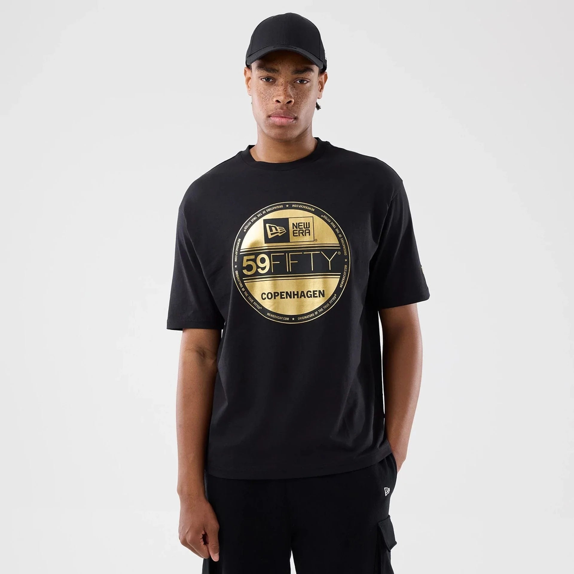 New Era - 59FIFTY COPENHAGEN STICKER TEE - Oversized - Black - Headz Up 