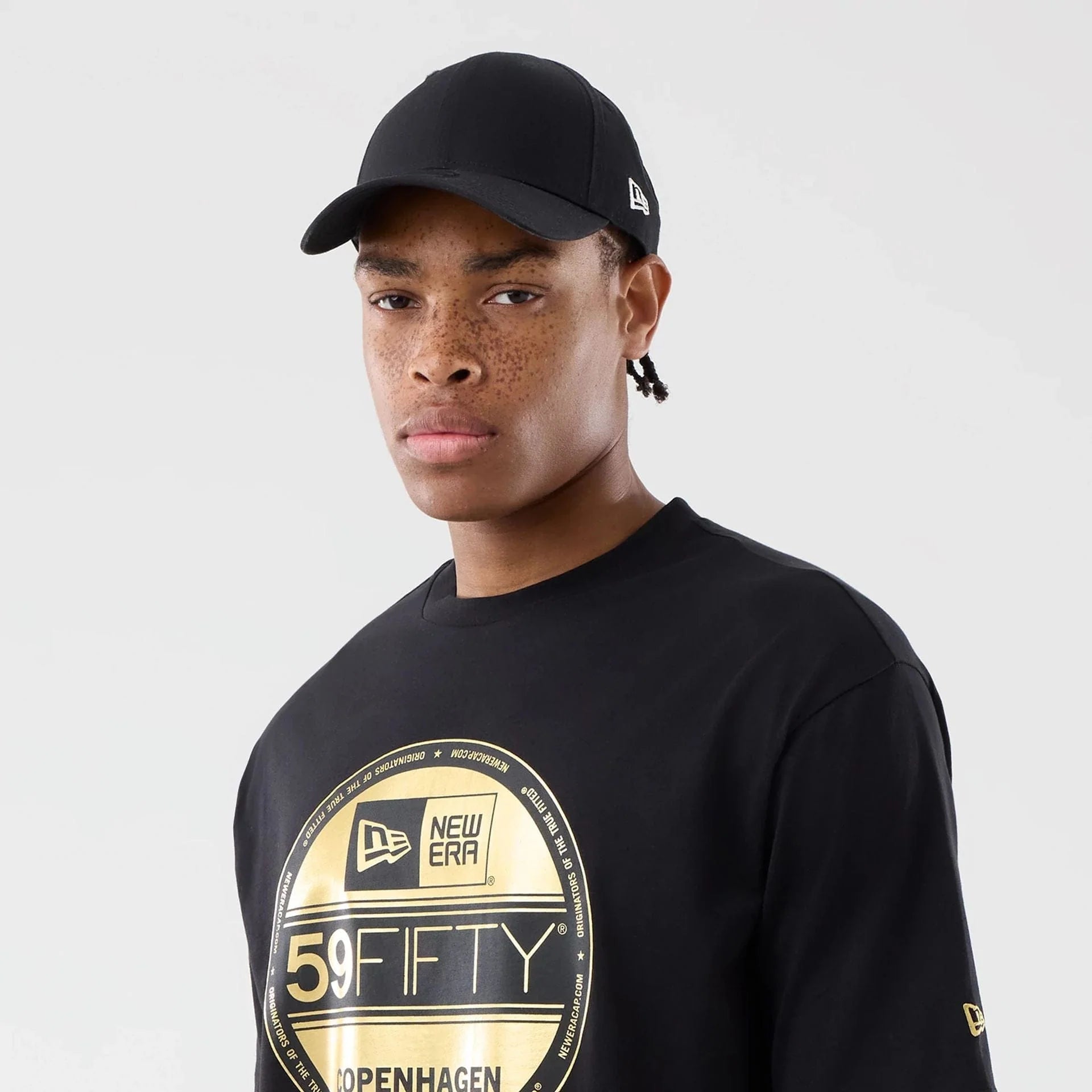 New Era - 59FIFTY COPENHAGEN STICKER TEE - Oversized - Black - Headz Up 