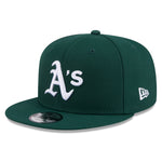 New Era 9FIFTY snapback cap med Oakland Athletics logo og grønne og hvide farver, sports cap til fans.