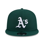 New Era 9FIFTY snapback cap med Oakland Athletics logo, sort og grøn, foran vises sportshatten på en model.