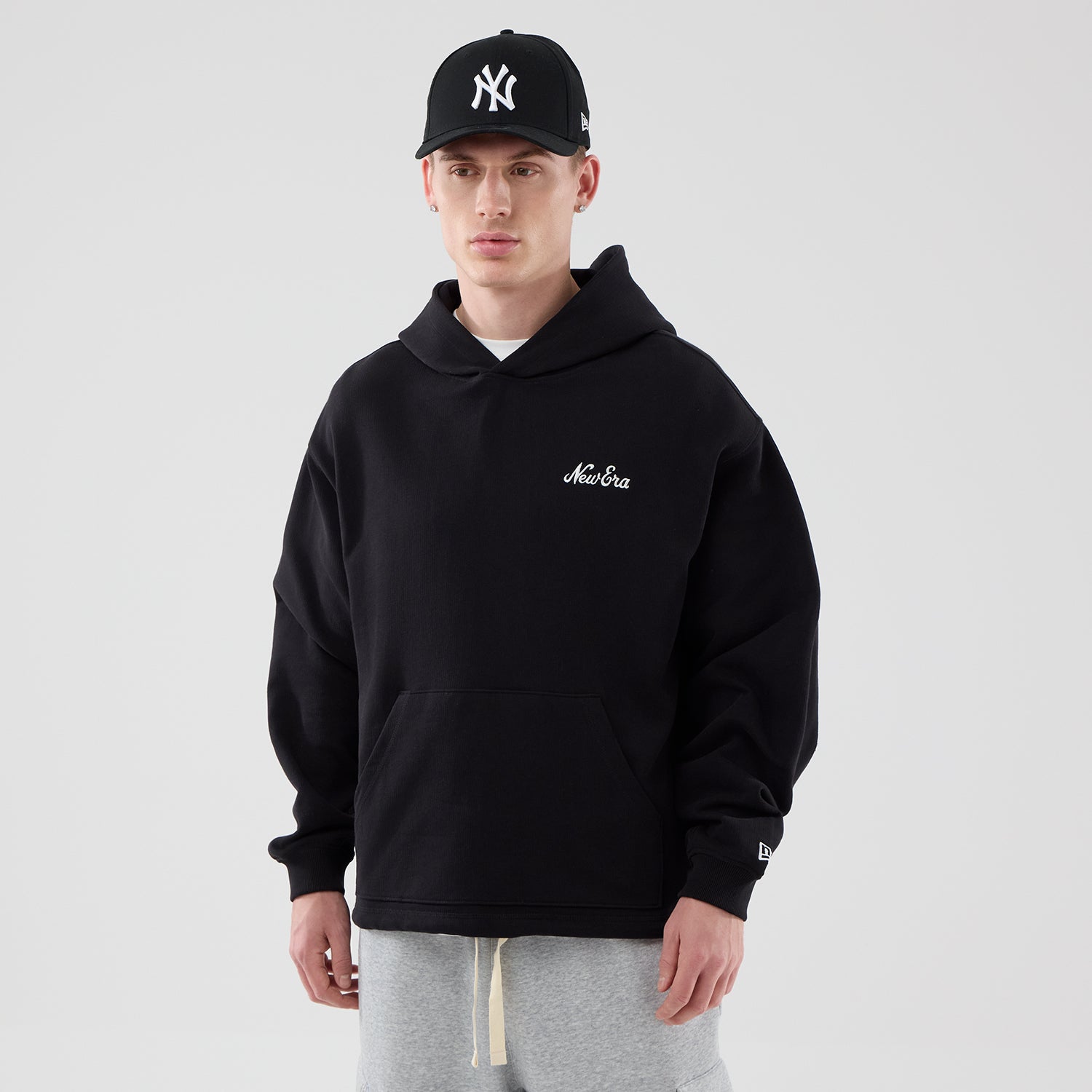 Sort New Era hoodie med åbent fald, komfortabel crewneck i afslappet stil, vist på billedet.