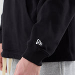 Sort New Era hoodie med åbent kantdesign, komfortabel crewneck i blødt stof, perfekt til afslappet stil.