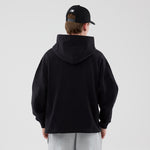 Sort New Era hoodie med åbent bundstykke og hætte, blødt bomuldsstof, perfekt til afslappede outfits.