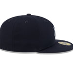 New Era 59FIFTY fitted kasket med rhinestone badge og Yankees logo, set fra højre side.