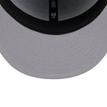 New Era 59FIFTY fitted cap med rhinestene-badge og Yankees-logo, sort med blå detaljer, tætvisning af design og tekstur.