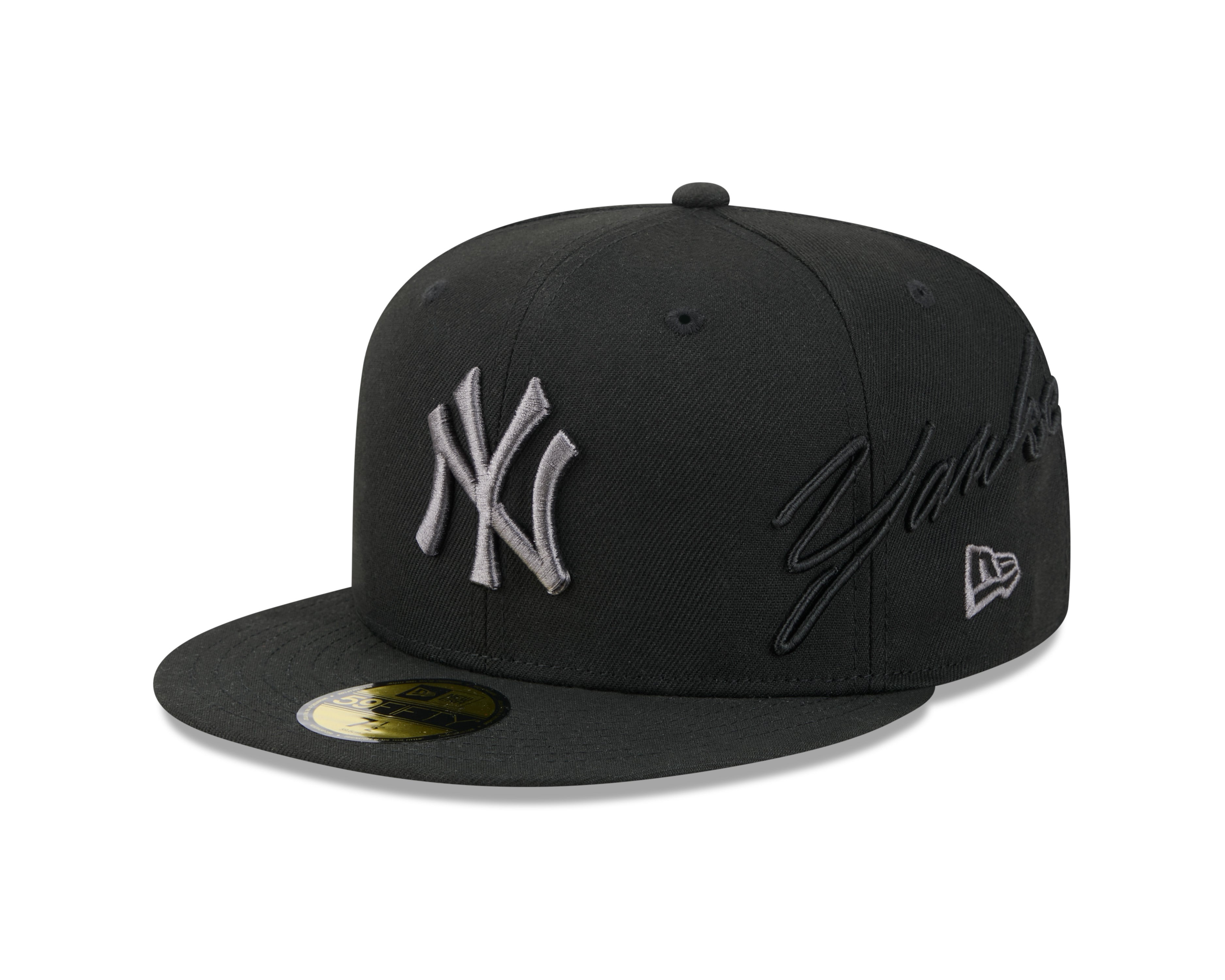 Sort New Era 59FIFTY fitted cap med side-tekst og Yankees-logo, designet til fans af New York Yankees.