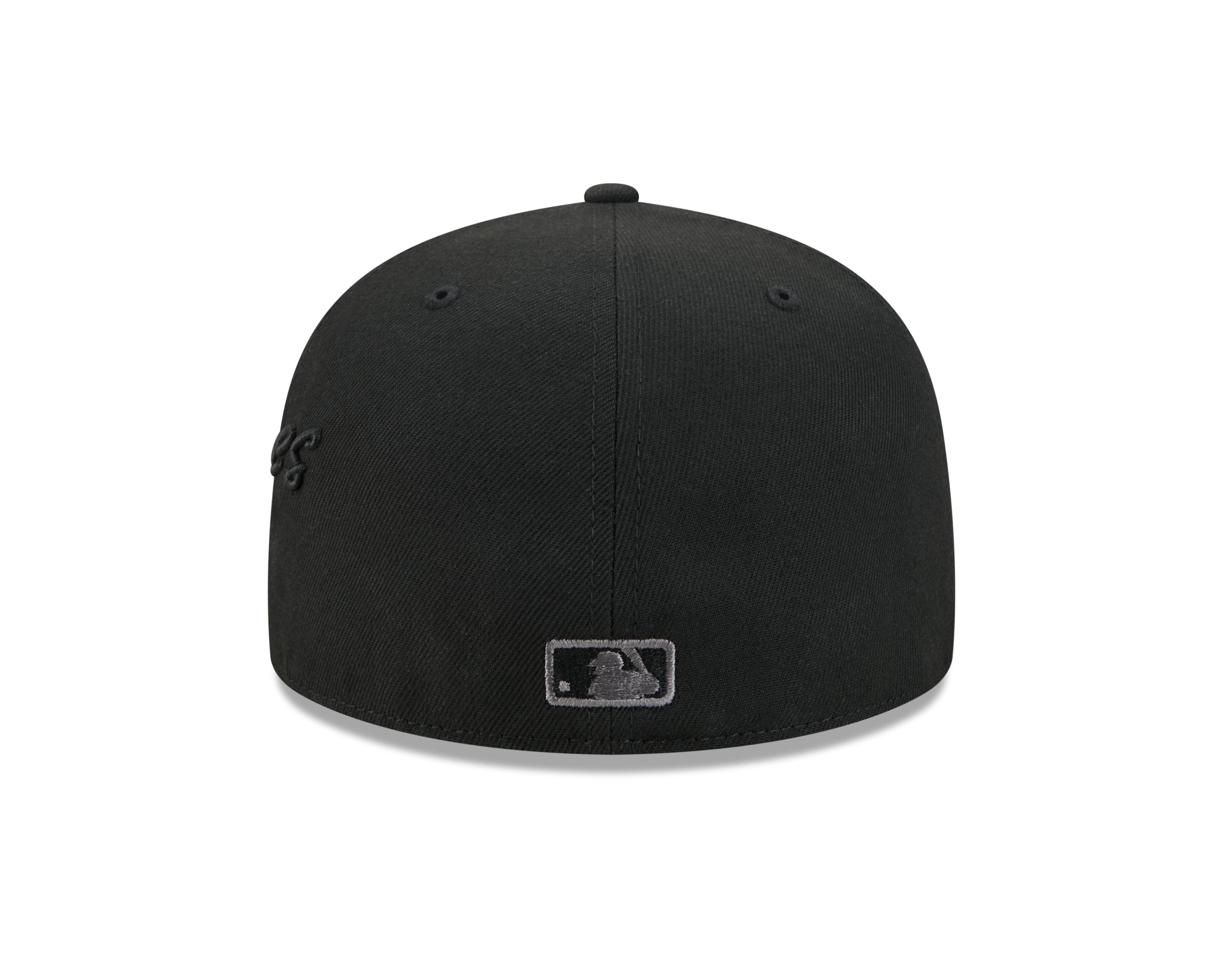 Sort New Era 59FIFTY fitted cap med sideskrift og Yankees-logo, designet til sportsfans og hovedbeklædning.