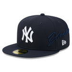 New Era 59FIFTY fitted cap med side script, navy farve og NYC Yankees logo, klassisk sports-hat design.