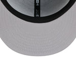 New Era 59FIFTY fitted cap med side script, navy farve og NY Yankees logo, sporty og stilfuld hovedbeklædning.