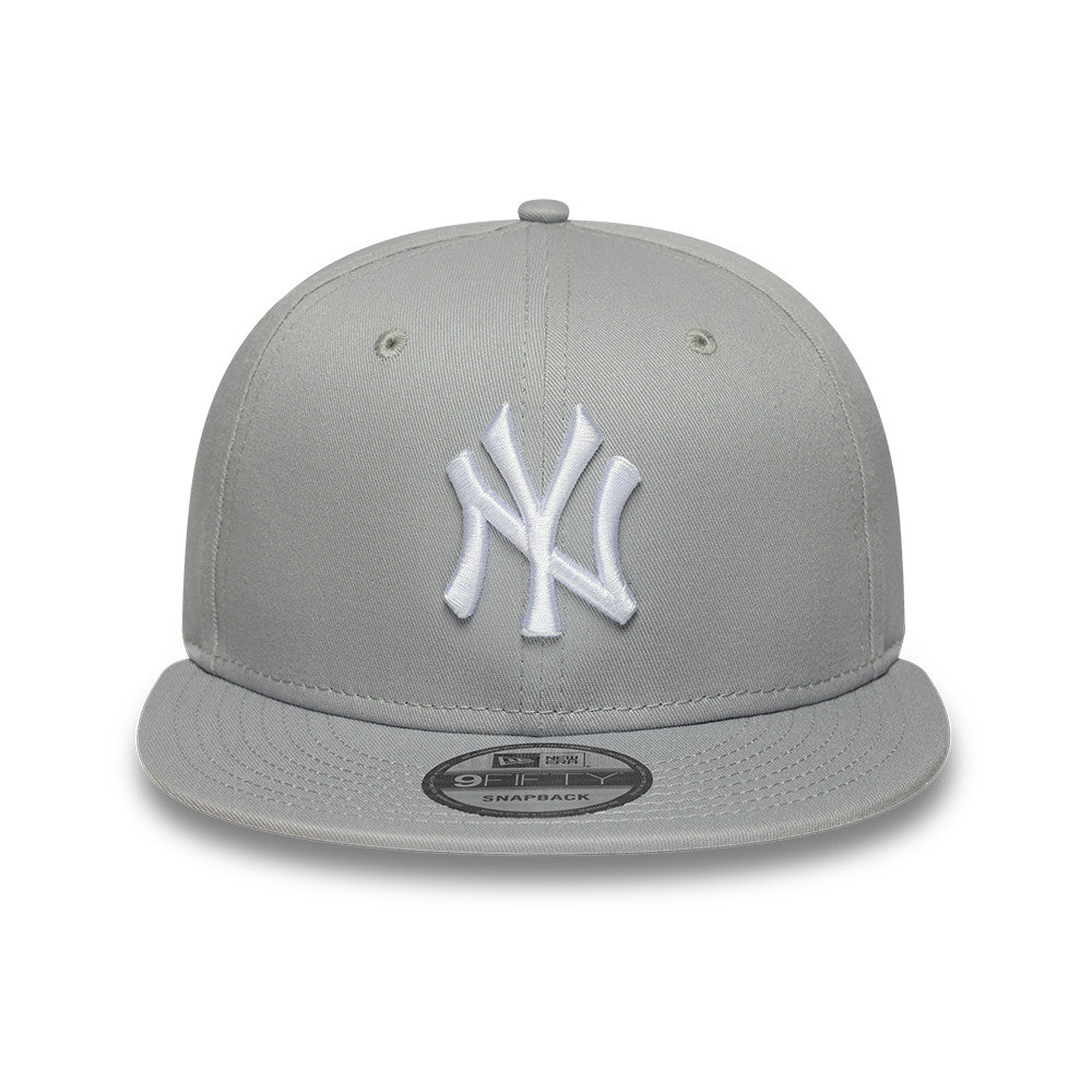Grå og hvid New Era 9FIFTY Original Fit New York Yankees kasket, vises med justerbar rem og logo foran.