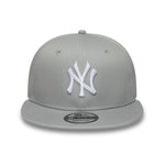 Grå og hvid New Era 9FIFTY Original Fit New York Yankees kasket, vises med justerbar rem og logo foran.