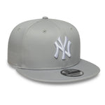 Grå og hvid New Era 9FIFTY Original Fit Yankees kasket set forfra, med logo og justerbar rem.